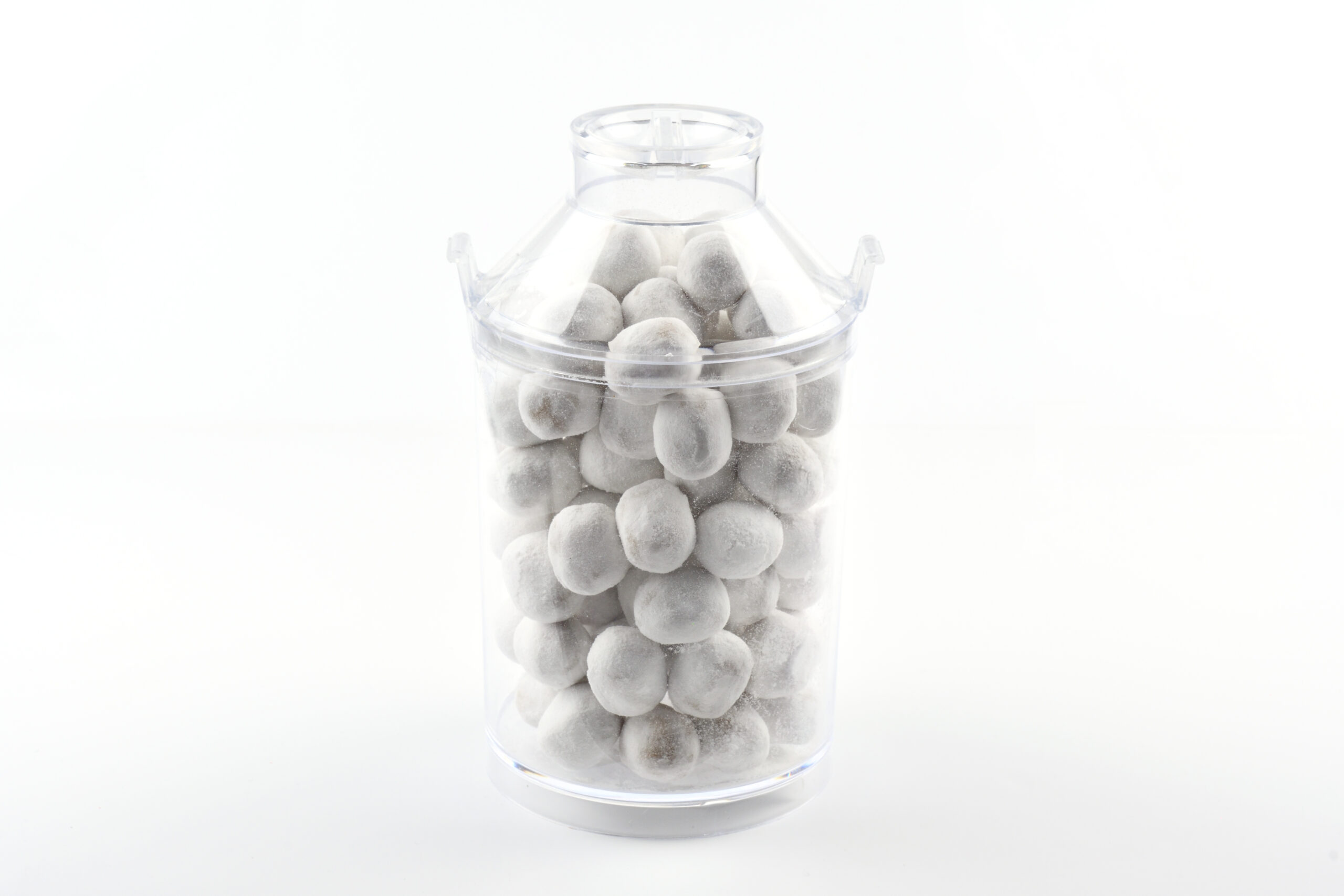 melkbus gevuld met sneeuwballen